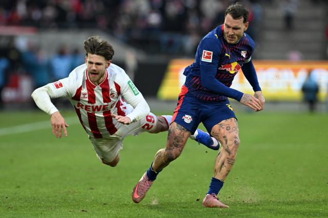 08 February 2026, North Rhine-Westphalia, Cologne: Cologne's Jan Thielmann and Leipzig's and David Raum battle for the ball during the German Bundesliga soccer match between 1.FC Cologne and RB Leipzig at RheinEnergieStadion. Photo: Federico Gambarini/dpa - IMPORTANT NOTE: In accordance with the regulations of the DFL German Football League and the DFB German Football Association, it is prohibited to utilize or have utilized photographs taken in the stadium and/or of the match in the form of sequential images and/or video-like photo series.