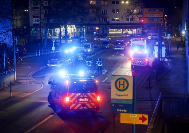 08 February 2026, North Rhine-Westphalia, Wuppertal: Police and firefighters stand on a street, where at least four people were injured in a fight between two groups of around 20 people in Wuppertal. There were also stabbings, according to a police spokesperson. Photo: Matthi Rosenkranz/BlaulichtRheinlandNRW /dpa