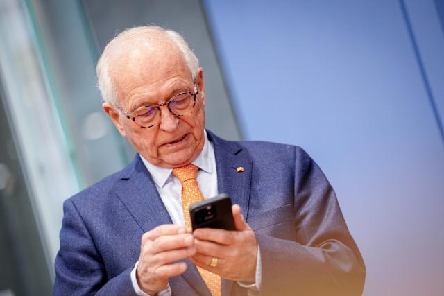 09 February 2026, Berlin: Wolfgang Ischinger, head of the Munich Security Conference (MSC), looks at his smartphone at the start of the press conference at the Federal Press Conference to outline key themes and expectations ahead of the upcoming Munich Security Conference. Photo: Kay Nietfeld/dpa