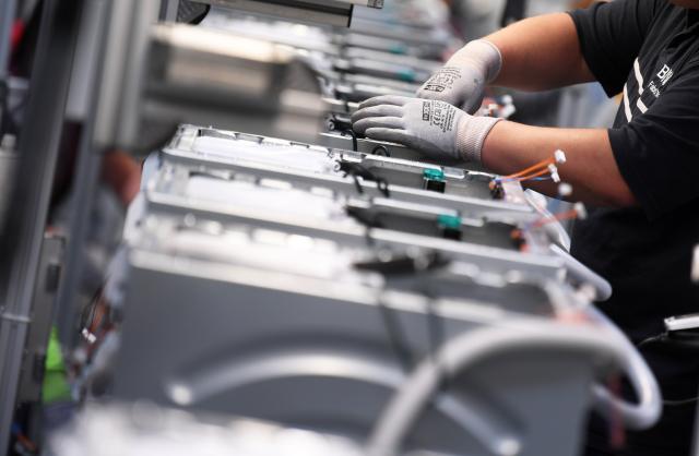 FILED - 04 September 2017, Brandenburg, Nauen: Washing machines are being manufactured in a factory in Nauen. Orders were up 17.1% year-on-year in Germany's electrical and digital industry in December, fuelling optimism for growth in 2026, a trade group said on Monday. Photo: Ralf Hirschberger/dpa-Zentralbild/dpa