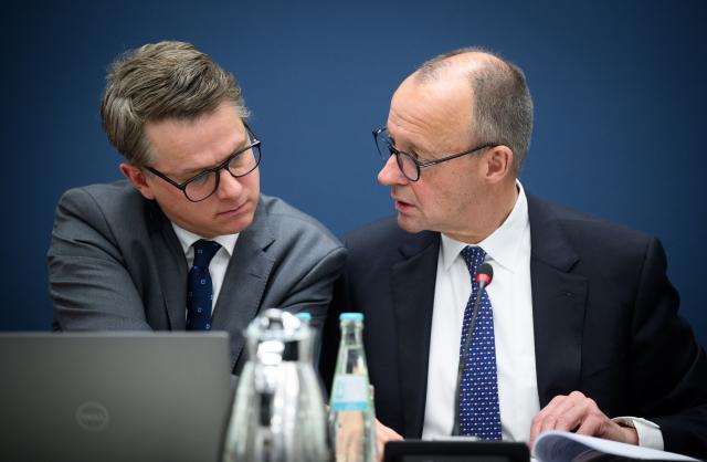 09 February 2026, Berlin: Carsten Linnemann (L), Secretary General of the Christian Democratic Union (CDU), and Germany's Chancellor Friedrich Merz sit at the start of a meeting of the German Executive Committee of the CDU at the Konrad Adenauer House. Photo: Bernd von Jutrczenka/dpa