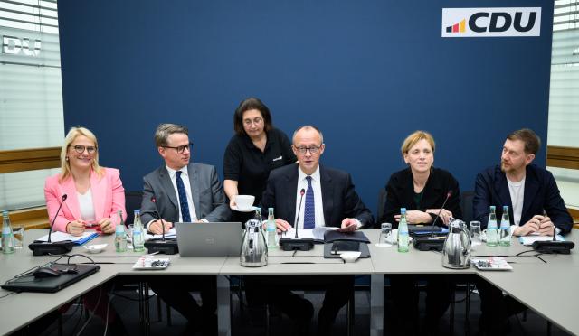 09 February 2026, Berlin: (L-R) Christina Stumpp, Deputy Secretary General of the Christian Democratic Union (CDU), Carsten Linnemann, CDU Secretary General, Germany's Chancellor Friedrich Merz, Karin Prien, Minister for Education, Family, Seniors, Women and Youth, and Michael Kretschmer, Minister President of Saxony, sit at the start of a meeting of the German Executive Committee of the CDU at the Konrad Adenauer House. Photo: Bernd von Jutrczenka/dpa