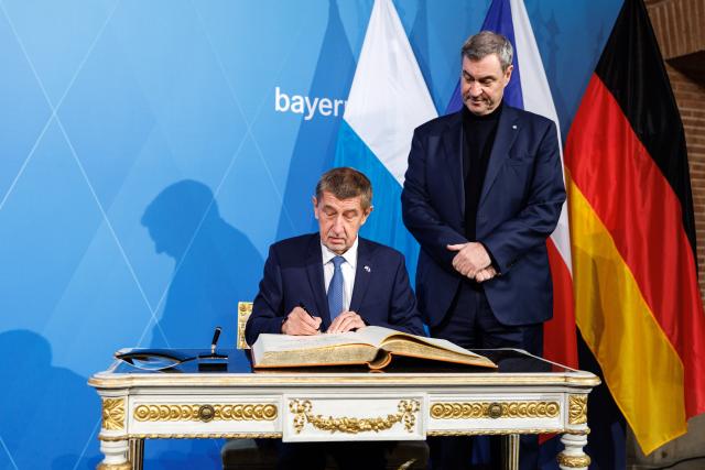 09 February 2026, München: Bavaria's Minister President Markus Soeder (R) looks on as Czech Prime Minister Andrej Babis signs the Golden Book of the State Government at the Bavarian State Chancellery. Photo: Matthias Balk/dpa