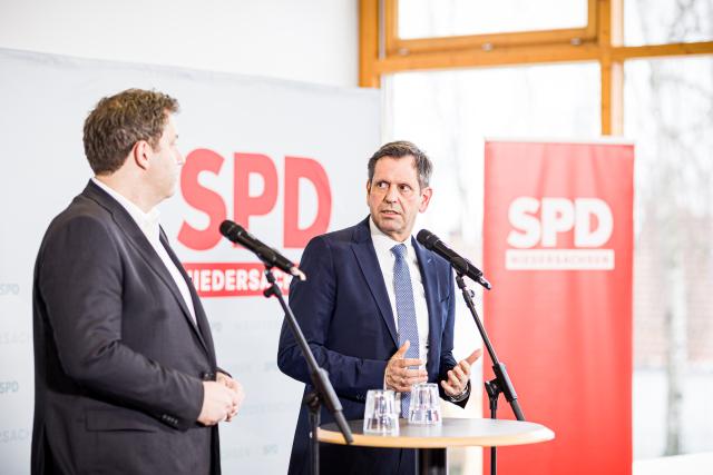 09 February 2026, Lower Saxony, Springe: Lars Klingbeil (L), Germany's Finance Minister, and Olaf Lies, Minister President of Lower Saxony, speak at a press conference during the Social Democratic Party (SPD) state executive committee's annual retreat. Photo: Moritz Frankenberg/dpa
