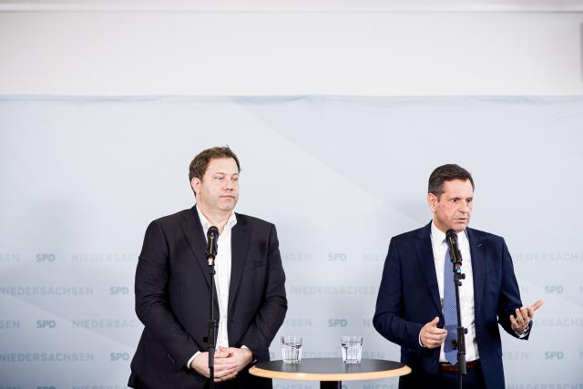 09 February 2026, Lower Saxony, Springe: Lars Klingbeil (L), Germany's Finance Minister, and Olaf Lies, Minister President of Lower Saxony, speak at a press conference during the Social Democratic Party (SPD) state executive committee's annual retreat. Photo: Moritz Frankenberg/dpa