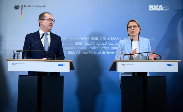 09 February 2026, Berlin: Alexander Dobrindt (L), German Minister of the Interior, and Stefanie Hubig, German Minister of Justice and Consumer Protection, speak during their visit to the Joint Counter-Terrorism Center (GTAZ) on the premises of the German Criminal Police Office (BKA) in Berlin. The GTAZ is the central cooperation platform for combating international, religiously motivated terrorism. Photo: Bernd von Jutrczenka/dpa