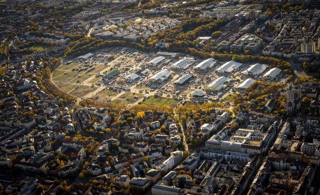 FILED - 21 October 2025, Bavaria, Munich: The evening sun illuminates the Oktoberfest grounds, where the large beer tents are still standing and are currently being dismantled. Photo: Peter Kneffel/dpa