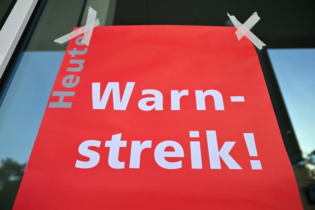 10 February 2026, Thuringia, Jena: "Warning strike" is written on the poster at the entrance to Jena University Hospital. Verdi has called for warning strikes in the public sector. University hospitals are one area that is to go on strike. Photo: Martin Schutt/dpa