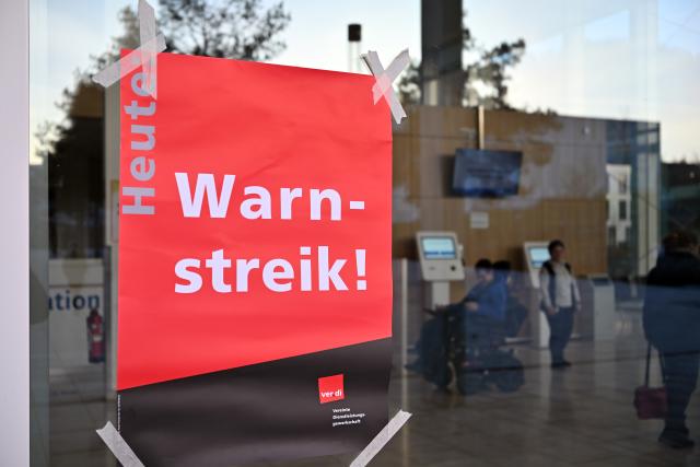 10 February 2026, Thuringia, Jena: "Warning strike" is written on the poster at the entrance to Jena University Hospital. Verdi has called for warning strikes in the public sector. Photo: Martin Schutt/dpa