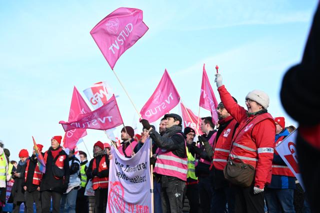10 February 2026, Bremen: Protesters take part in a rally on the Bürgerweide. The service union Verdi, the police union, the education and science union and IG BAU have called on their members to go on a warning strike today. Photo: Shireen Broszies/dpa