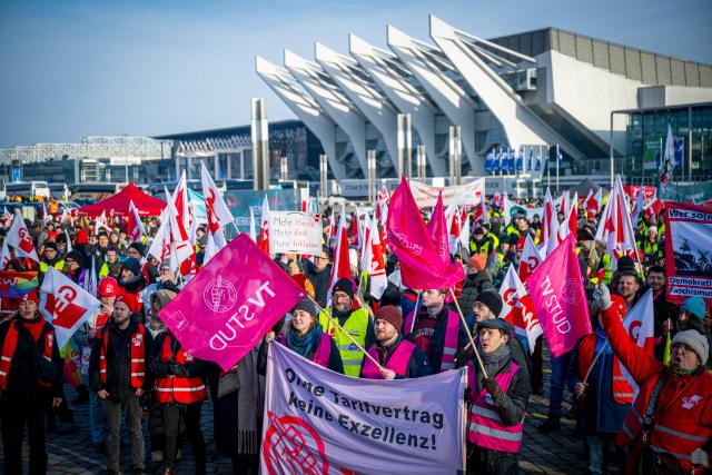 10 February 2026, Bremen: Participants at a rally on the Bürgerweide. The service union Verdi, the police union, the education and science union and IG BAU have called on their members to go on a warning strike today. Photo: Sina Schuldt/dpa
