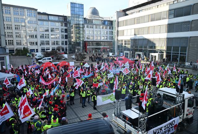 10 February 2026, Thuringia, Jena: Public sector employees gather in Jena city center. Verdi has called for warning strikes. The unions want to send out a clear signal before the final round of wage negotiations. After two unsuccessful negotiation dates, unions and employers will meet for new negotiations from February 11 to 13. Photo: Martin Schutt/dpa