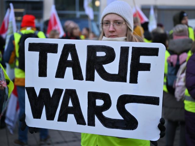 10 February 2026, Thuringia, Jena: Public sector employees gather in Jena city center. Verdi has called for warning strikes. The unions want to send out a clear signal before the final round of wage negotiations. After two unsuccessful negotiation dates, unions and employers will meet for new negotiations from February 11 to 13. Photo: Martin Schutt/dpa