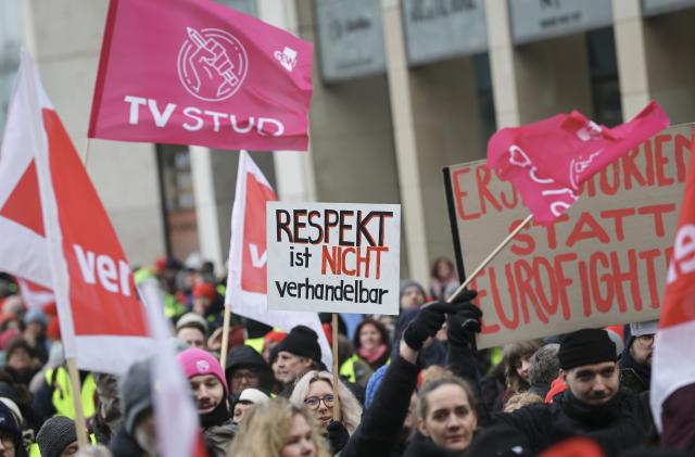 10 February 2026, Hamburg: Participants demonstrate during a warning strike in the public sector in front of the Europa Passage in the city center. One day before the continuation of the third round of talks this Wednesday in Potsdam, the unions want to increase the pressure on the employers Photo: Christian Charisius/dpa