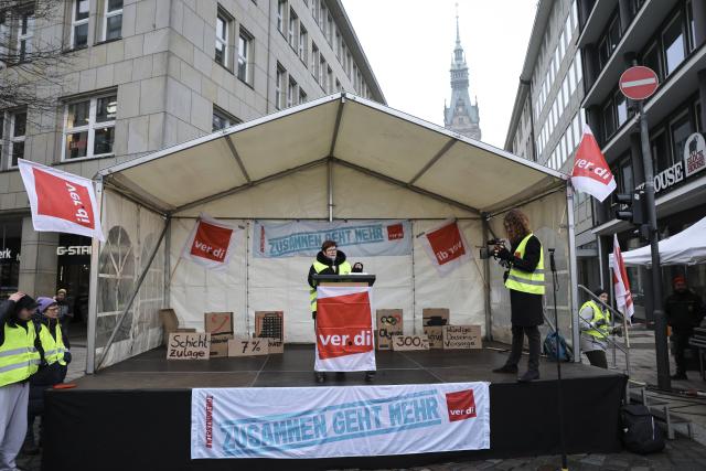 10 February 2026, Hamburg: Christine Behle, deputy national chairwoman of the United Services Union (Verdi), speaks during a warning strike in the public sector in front of the Europa Passage in the city center. One day before the continuation of the third round of talks this Wednesday in Potsdam, the unions want to increase the pressure on the employers Photo: Christian Charisius/dpa