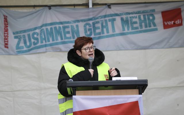 10 February 2026, Hamburg: Christine Behle, deputy national chairwoman of the United Services Union (Verdi), speaks during a warning strike in the public sector in front of the Europa Passage in the city center. One day before the continuation of the third round of talks this Wednesday in Potsdam, the unions want to increase the pressure on the employers Photo: Christian Charisius/dpa