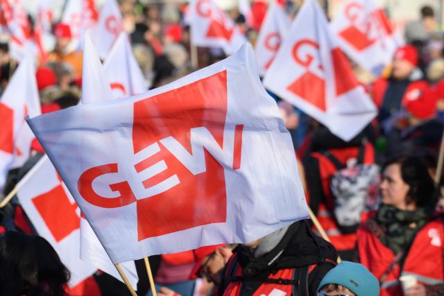 10 February 2026, Saxony-Anhalt, Magdeburg: Flags of the Education and Science Union (GEW) fly in Magdeburg Cathedral Square. A GEW rally was held there. Numerous public sector employees in Saxony-Anhalt took part in warning strikes. The Education and Science Union (GEW) and the Verdi trade union had called for this. According to GEW, around 1,000 participants gathered in Magdeburg for a rally on the cathedral square. Photo: Klaus-Dietmar Gabbert/dpa