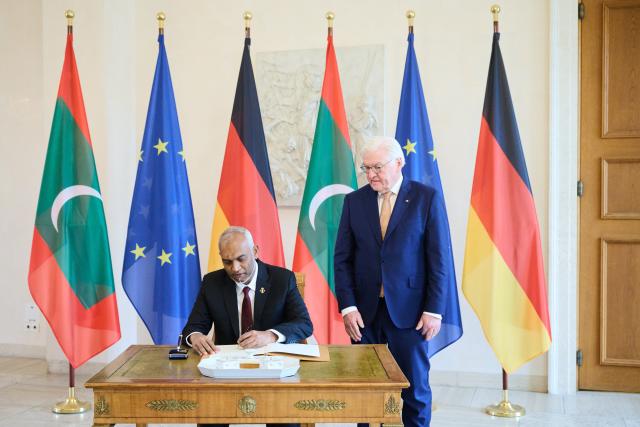 10 February 2026, Berlin: Mohamed Muizzu (L), President of the Maldives, signs the guest book at Bellevue Palace, with German President Frank-Walter Steinmeier standing next to him. Photo: Annette Riedl/dpa