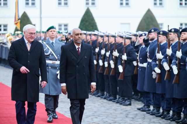 10 February 2026, Berlin: German President Frank-Walter Steinmeier (L) welcomes Mohamed Muizzu, President of the Maldives, with military honors at Bellevue Palace. Photo: Annette Riedl/dpa