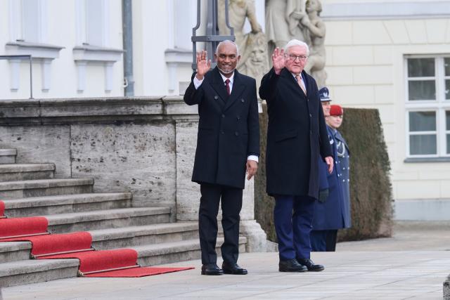 10 February 2026, Berlin: German President Frank-Walter Steinmeier (R) welcomes Mohamed Muizzu, President of the Maldives, with military honors at Bellevue Palace. Photo: Annette Riedl/dpa