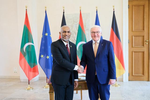 10 February 2026, Berlin: German President Frank-Walter Steinmeier (R) welcomes Mohamed Muizzu, President of the Maldives, with military honors at Bellevue Palace. Photo: Annette Riedl/dpa