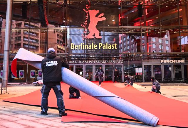 10 February 2026, Berlin: The red carpet is rolled out in front of the Berlinale Palast before the start of the 76th Berlinale film festival. Photo: Britta Pedersen/dpa