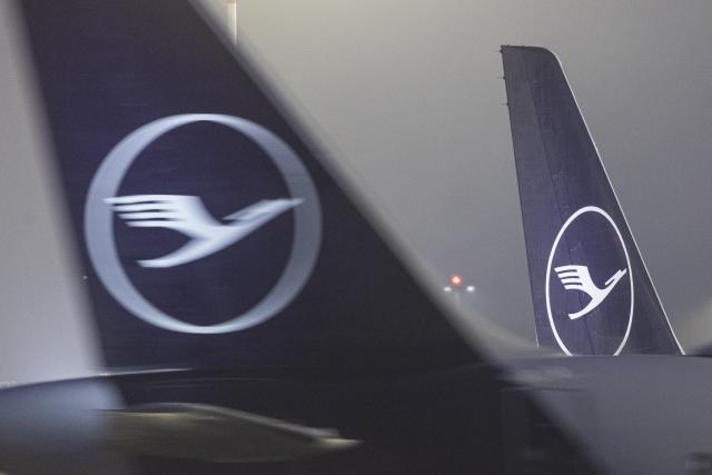 FILED - 04 February 2026, Hesse, Frankfurt/Main: A view of a stationary and moving Lufthansa aircraft. Photo: Hannes P. Albert/dpa