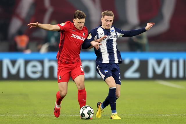 10 February 2026, Berlin: Freiburg's Maximilian Eggestein (L) and Hertha's Marten Winkler battle for the ball during the German DFB Cup quarter-final soccer match between Hertha BSC and SC Freiburg at Olympiastadion. Photo: Andreas Gora/dpa