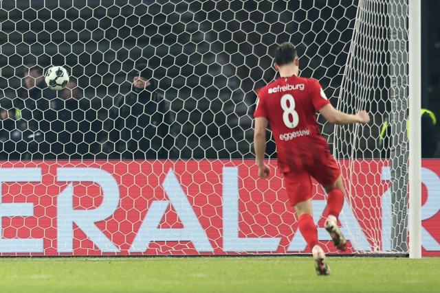 10 February 2026, Berlin: Freiburg's Maximilian Eggestein celebrates his side's first goal scored by Yuito Suzuki during the German DFB Cup quarter-final soccer match between Hertha BSC and SC Freiburg at Olympiastadion. Photo: Andreas Gora/dpa