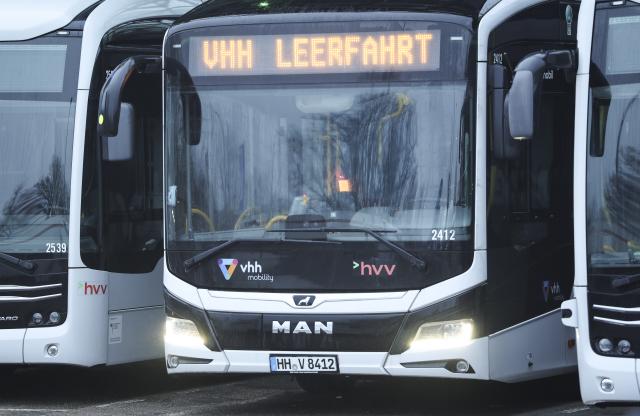 11 February 2026, Hamburg: Buses stand during a warning strike at the depot of Verkehrsbetriebe Hamburg-Holstein (VHH) in Schenefeld, where the trade unions are demanding a binding employer offer with higher wages and shorter terms than previously promised for the third round of collective bargaining in the public sector of the federal states, which begins on Wednesday. Photo: Christian Charisius/dpa