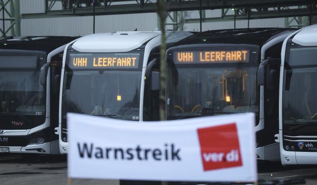 11 February 2026, Hamburg: Buses are on a warning strike at the depot of Verkehrsbetriebe Hamburg-Holstein (VHH) in Schenefeld. The unions are demanding a binding employer offer with higher pay and shorter terms than previously promised for the third round of collective bargaining in the public sector of the federal states, which begins on Wednesday. Photo: Christian Charisius/dpa