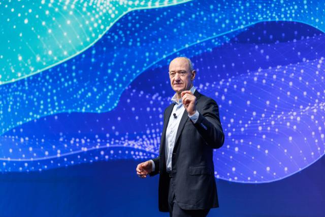 FILED - 13 November 2025, Bavaria, Munich: Roland Busch, CEO of Siemens AG, speaks at the Siemens annual press conference entitled "Siemens One Tech - Strategy & Results" with the presentation of the figures for the fourth quarter. Photo: Matthias Balk/dpa