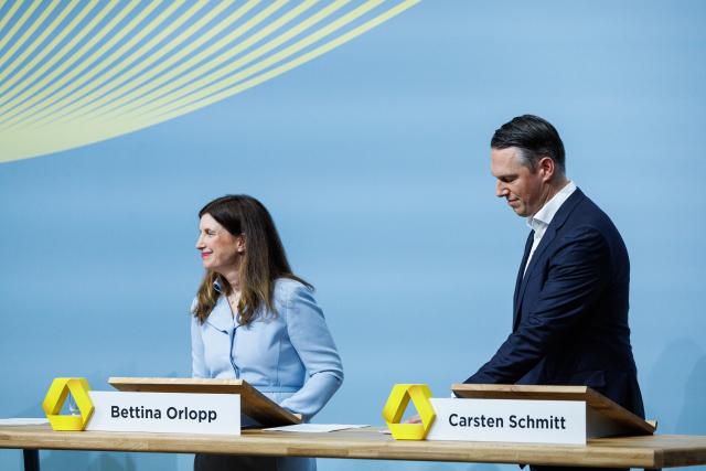 11 February 2026, Hesse, Frankfurt/Main: Bettina Orlopp, Chairwoman of the Board of Managing Directors of Commerzbank, and Carsten Schmitt, Chief Financial Officer of Commerzbank, speak at the press conference. Commerzbank's annual press conference took place in the morning. Photo: Hannes P. Albert/dpa