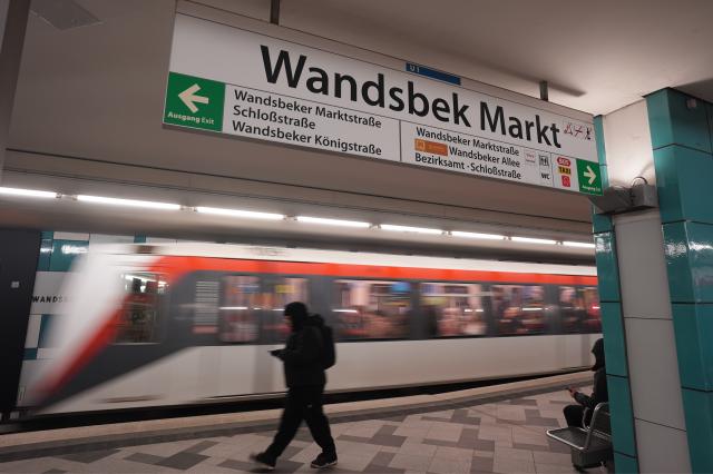 11 February 2026, Hamburg: A subway train arrives at Wandsbek Markt station. A 25-year-old refugee from South Sudan allegedly grabbed an 18-year-old woman and jumped in front of an incoming train, killing both of them. The fatal incident is the subject of a current debate in the Hamburg Parliament. Photo: Marcus Brandt/dpa