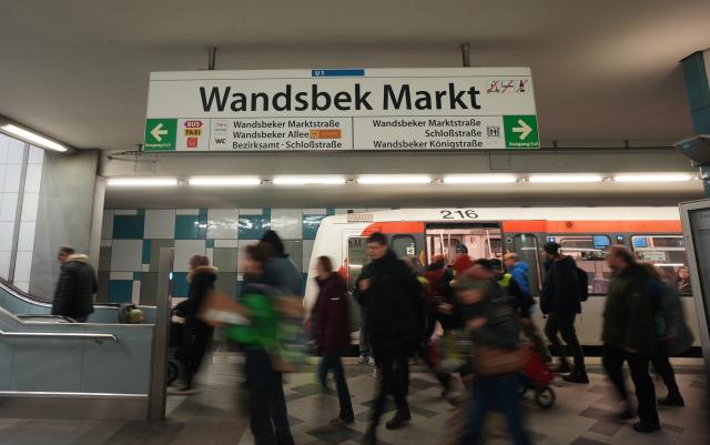 11 February 2026, Hamburg: A subway train arrives at Wandsbek Markt station. A 25-year-old refugee from South Sudan allegedly grabbed an 18-year-old woman and jumped in front of an incoming train, killing both of them. The fatal incident is the subject of a current debate in the Hamburg Parliament. Photo: Marcus Brandt/dpa
