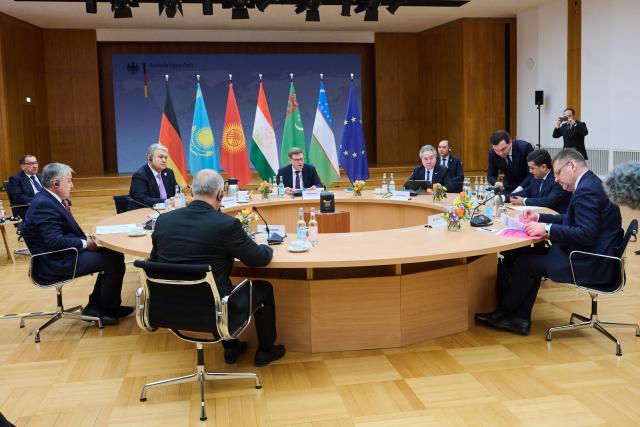 11 February 2026, Berlin: (L-R) Tajikistan's Foreign Minister Sirodschiddin Muchriddin, Kyrgyzstan's Foreign Minister Scheenbek Kulubajew, Turkmenistan's Deputy Foreign Minister Ahmet Gurbanov (from behind), Germany's Foreign Minister Johann Wadephul, Kazakhstan's Foreign Minister Yermen Koscherbayev, Uzbekistan's Foreign Minister Bakhtiyor Saidov, and EU Special Representative for Central Asia Eduards Stiprais sit at the table for talks at the Foreign Office. Photo: Annette Riedl/dpa