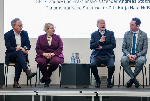 11 February 2026, Baden-Wuerttemberg, Gaggenau: Former German Chancellor Olaf Scholz (3rd L) gives a speech at an Social Democratic Party of Germany (SPD) state election campaign event at the Unimog Museum, alongside SPD lead candidate Andreas Stoch (L), Parliamentary State Secretary Katja Mast (2nd L) and state parliament representative Jonas Weber. Photo: Christoph Schmidt/dpa