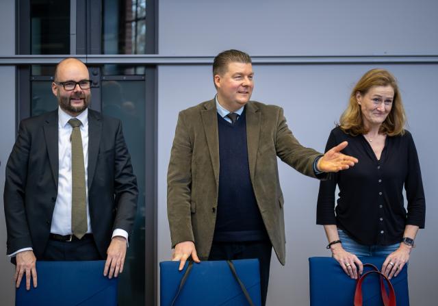 11 February 2026, Brandenburg, Potsdam: Finance Senator of Hamburg Andreas Dressel (C), Minister of Culture of Saxony Christian Piwarz (L) and Finance Minister of Schleswig-Holstein Silke Schneider wait at the congress hotel for the start of the third round of collective bargaining negotiations for the public sector in the federal states. Photo: Soeren Stache/dpa