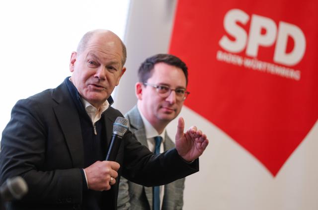 11 February 2026, Baden-Wuerttemberg, Gaggenau: Former German Chancellor Olaf Scholz (L) gives a speech next to state parliament representative Jonas Weber at an Social Democratic Party of Germany (SPD) state election campaign event at the Unimog Museum. Photo: Christoph Schmidt/dpa