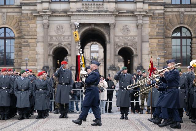 11 February 2026, Saxony, Dresden: The Erfurt Air Force Band marches across Theaterplatz for the public roll call at the Army Officer School. Photo: Sebastian Kahnert/dpa
