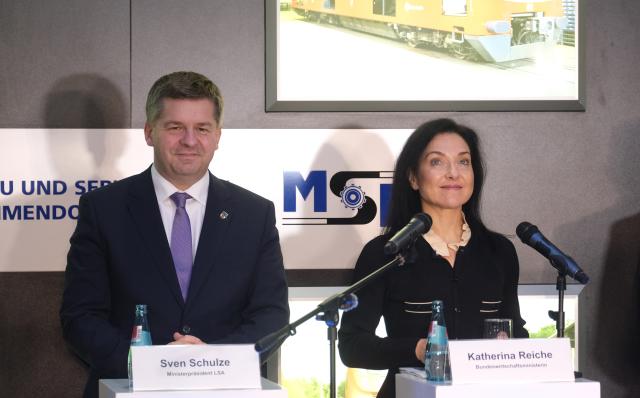 11 February 2026, Saxony-Anhalt, Halle (Saale): Minister President of Saxony-Anhalt Sven Schulze (L) and German Minister for Economic Affairs Katherina Reiche speak during a visit at Maschinenbau und Service GmbH. Photo: Sebastian Willnow/dpa