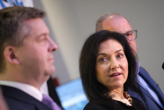 11 February 2026, Saxony-Anhalt, Halle (Saale): Minister President of Saxony-Anhalt Sven Schulze (L) and German Minister for Economic Affairs Katherina Reiche visit the Maschinenbau und Service GmbH. Photo: Sebastian Willnow/dpa