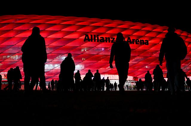 11 February 2026, Bavaria, Munich: Fans arrive at the Allianz Arena ahead of the German DFB Cup quarterfinal soccer match between Bayern Munich and RB Leipzig. Photo: Sven Hoppe/dpa - WICHTIGER HINWEIS: Gemäß den Vorgaben der DFL Deutsche Fußball Liga bzw. des DFB Deutscher Fußball-Bund ist es untersagt, in dem Stadion und/oder vom Spiel angefertigte Fotoaufnahmen in Form von Sequenzbildern und/oder videoähnlichen Fotostrecken zu verwerten bzw. verwerten zu lassen.