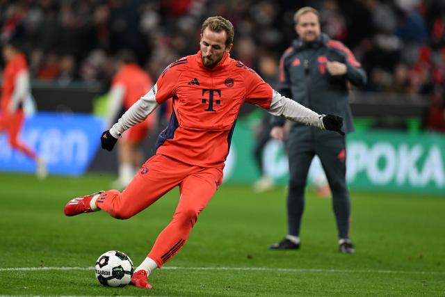 11 February 2026, Bavaria, Munich: Bayern Munich's Harry Kane warms up prior to the start of the German DFB Cup quarterfinal soccer match between Bayern Munich and RB Leipzig at the Allianz Arena. Photo: Sven Hoppe/dpa - WICHTIGER HINWEIS: Gemäß den Vorgaben der DFL Deutsche Fußball Liga bzw. des DFB Deutscher Fußball-Bund ist es untersagt, in dem Stadion und/oder vom Spiel angefertigte Fotoaufnahmen in Form von Sequenzbildern und/oder videoähnlichen Fotostrecken zu verwerten bzw. verwerten zu lassen.