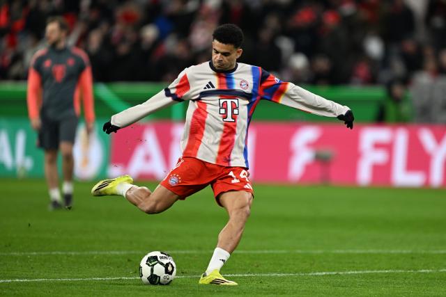 11 February 2026, Bavaria, Munich: Bayern Munich's Luis Diaz warms up prior to the start of the German DFB Cup quarterfinal soccer match between Bayern Munich and RB Leipzig at the Allianz Arena. Photo: Sven Hoppe/dpa - WICHTIGER HINWEIS: Gemäß den Vorgaben der DFL Deutsche Fußball Liga bzw. des DFB Deutscher Fußball-Bund ist es untersagt, in dem Stadion und/oder vom Spiel angefertigte Fotoaufnahmen in Form von Sequenzbildern und/oder videoähnlichen Fotostrecken zu verwerten bzw. verwerten zu lassen.