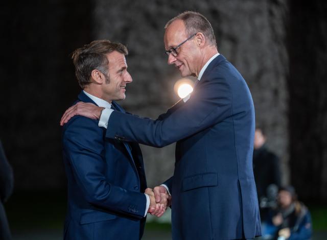 FILED - 15 December 2025, Berlin: German Chancellor Friedrich Merz (R) welcomes French President Emmanuel Macron to the German Chancellery in Berlin. Photo: Michael Kappeler/dpa
