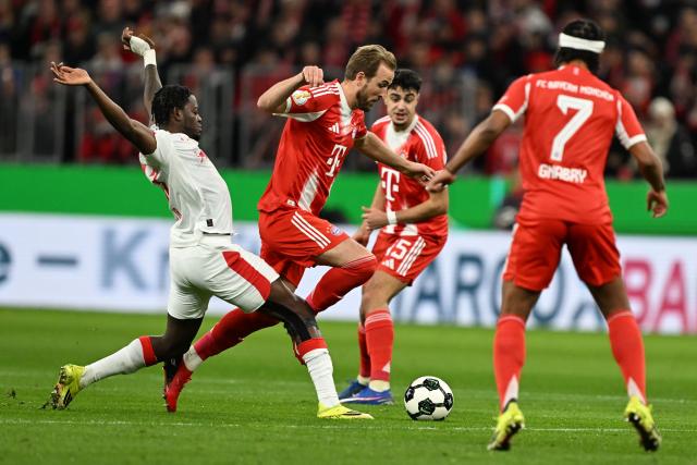 11 February 2026, Bavaria, Munich: Bayern Munich's Harry Kane (C) in action during the German DFB Cup quarterfinal soccer match between Bayern Munich and RB Leipzig at the Allianz Arena. Photo: Sven Hoppe/dpa - WICHTIGER HINWEIS: Gemäß den Vorgaben der DFL Deutsche Fußball Liga bzw. des DFB Deutscher Fußball-Bund ist es untersagt, in dem Stadion und/oder vom Spiel angefertigte Fotoaufnahmen in Form von Sequenzbildern und/oder videoähnlichen Fotostrecken zu verwerten bzw. verwerten zu lassen.