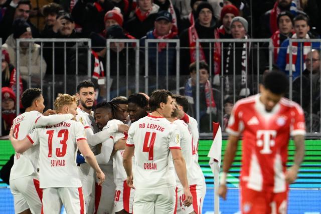 11 February 2026, Bavaria, Munich: Leipzig players celebrate their side's first goal during the German DFB Cup quarterfinal soccer match between Bayern Munich and RB Leipzig at the Allianz Arena. Photo: Sven Hoppe/dpa - WICHTIGER HINWEIS: Gemäß den Vorgaben der DFL Deutsche Fußball Liga bzw. des DFB Deutscher Fußball-Bund ist es untersagt, in dem Stadion und/oder vom Spiel angefertigte Fotoaufnahmen in Form von Sequenzbildern und/oder videoähnlichen Fotostrecken zu verwerten bzw. verwerten zu lassen.