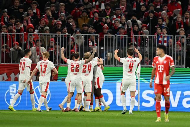 11 February 2026, Bavaria, Munich: Leipzig players celebrate their side's first goal during the German DFB Cup quarterfinal soccer match between Bayern Munich and RB Leipzig at the Allianz Arena. Photo: Sven Hoppe/dpa - WICHTIGER HINWEIS: Gemäß den Vorgaben der DFL Deutsche Fußball Liga bzw. des DFB Deutscher Fußball-Bund ist es untersagt, in dem Stadion und/oder vom Spiel angefertigte Fotoaufnahmen in Form von Sequenzbildern und/oder videoähnlichen Fotostrecken zu verwerten bzw. verwerten zu lassen.