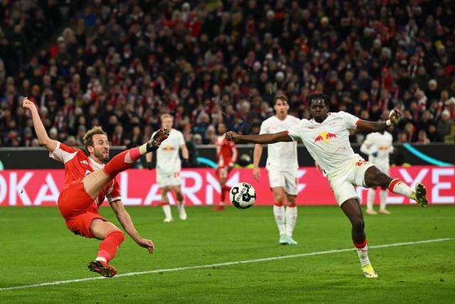 11 February 2026, Bavaria, Munich: Bayern Munich's Harry Kane (L) in action during the German DFB Cup quarterfinal soccer match between Bayern Munich and RB Leipzig at the Allianz Arena. Photo: Sven Hoppe/dpa - WICHTIGER HINWEIS: Gemäß den Vorgaben der DFL Deutsche Fußball Liga bzw. des DFB Deutscher Fußball-Bund ist es untersagt, in dem Stadion und/oder vom Spiel angefertigte Fotoaufnahmen in Form von Sequenzbildern und/oder videoähnlichen Fotostrecken zu verwerten bzw. verwerten zu lassen.